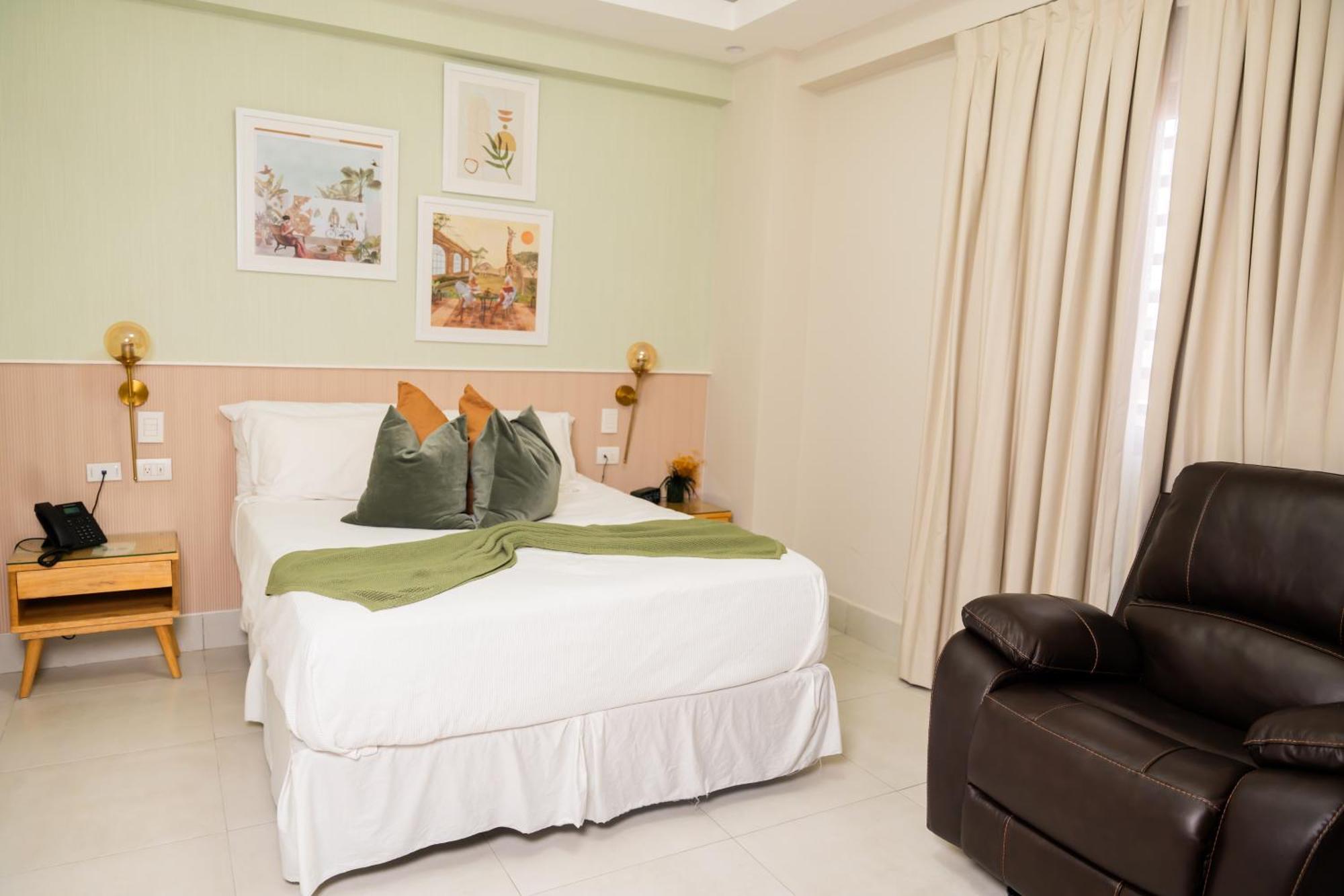 Hotel Stay Here Suites Santo Domingo Exterior photo